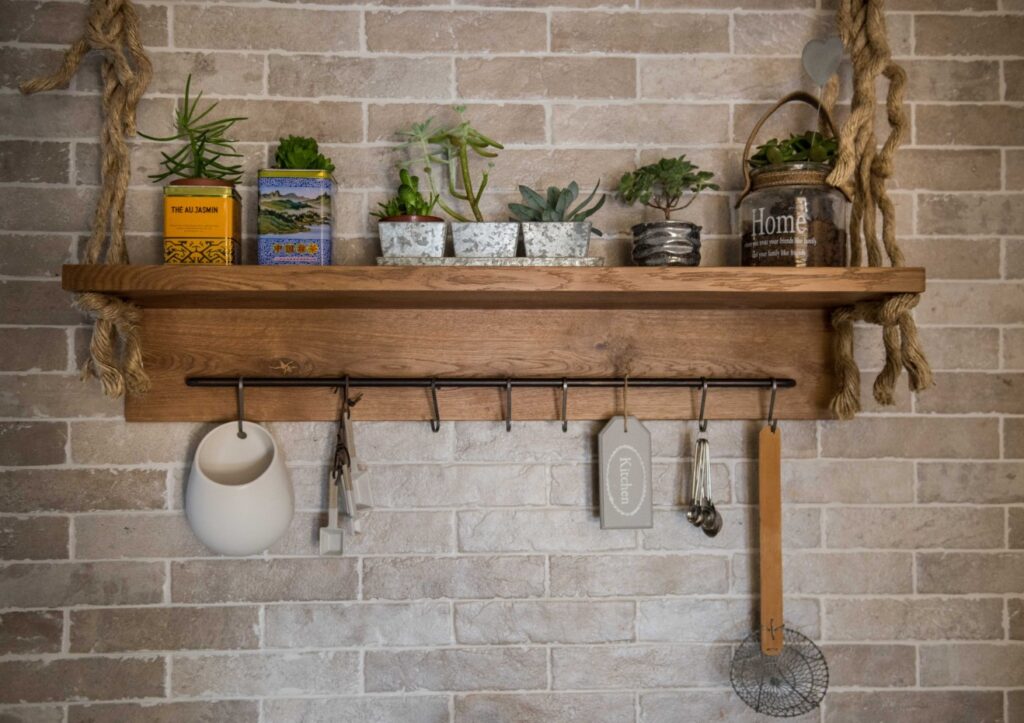 מדף מעץ במטבח מעוצב בסגנון כפרי